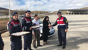 Dinar Jandarma Trafik Ekipleri Kadınlar Gününü Kutladı