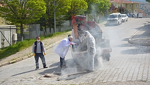Dinar'da Kanalizasyon İlaçlamaları yapılıyor 