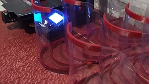 Dinarda Öğretmenler, sağlık çalışanları için 3D yazıcılarla yüz koruyucu maske üretiyor