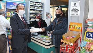 KAYMAKAMLIĞIMIZCA İLÇEMİZDE FAALİYET GÖSTEREN MARKET VE DÜKKANLARA MASKE DAĞITILDI