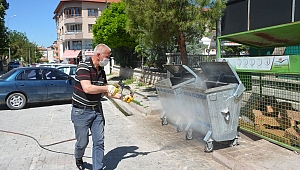 İlçemizde Çöp konteynerleri ilaçlanıyor