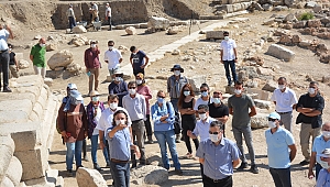 Amorium Kazı Başkanı Prof. Dr. Gökalp ve Müze Müdürü Üyümez’den Dinar'da Antik Tiyatroya ziyaret 