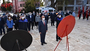ATAMIZIN MANEVİ HUZURUNA ÇELENKLER SUNULDU