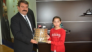 Matematik Yarışması Dünya 1’incisi Ferra Bozbaş Başkan Sarı’yı ziyaret etti