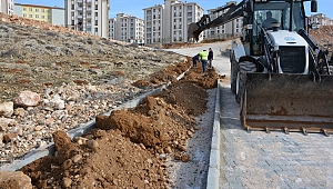 800 Konutlara yapılan alternatif yolda kaldırım çalışması başladı