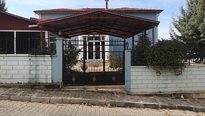 Kahraman Bekçi, Kaymakamlık Lojmanına Girmeye Çalışan Şüpheliyi Yakaladı