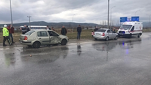 Dinar'da Kaza İki Otomobil Çarpıştı