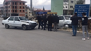 Dinar Dörtyol Kavşağında İki Otomobil Çarpıştı