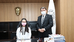 Başkan Sarı koltuğunu bir günlüğüne çocuklara devretti