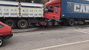 Dinar'da Freni TIR Kamyona Arkadan Çarptı