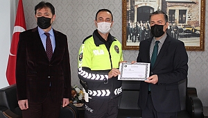 Dinar'da Kaymakam Kapankaya Başarılı Polislere Belge verdi