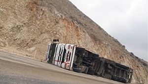 Dinar'da TIR Devrildi