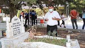 Başkan Sarı, Kabir Ziyaretine Gelen Vatandaşlar ile Bayramlaştı