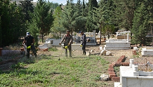Dinar Asri Mezarlıkta Bayram Temizliği