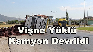 Dinar'da Vişne Yüklü Kamyon Devrildi
