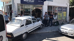 Dinar'da Otomobil Önce Kamyonete Çarptı Sonra İş Yerine Girdi