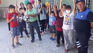 Kuran Kursu Öğrencilerine Aziz Yılmaz, Dondurma ve Futbol Topu Verdi