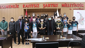 Afyonkarahisar Şampiyonu olan Okul Voleybol takımı Başkan Sarı’yı ziyaret etti