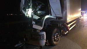 Dinar'da Kamyon, TIR'a Çarptı: 1 yaralı