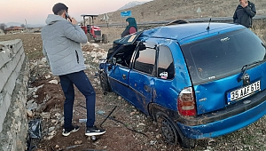 Dinar'da Otomobil Bağcılar Köy Mezarlığına Çarptı