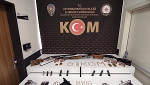 Polisler Dinar'da Tırpan Operasyonu Yaptı