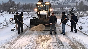 Başkan Sarı, Kar tuzlama çalışmalarımız ile yollarımız ulaşıma hazır