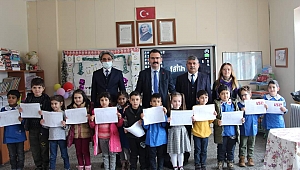 Başmakçı Kaymakamı Ateş öğrencilerin karne sevincine ortak oldu