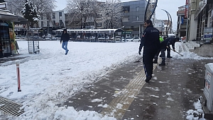 Belediyemizden kar sonrası kaldırım temizliği