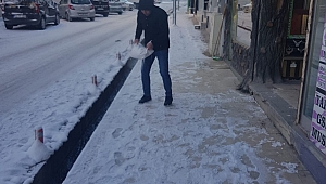 Dinar'da esnaflar iş yerlerinin önlerini tuzladı