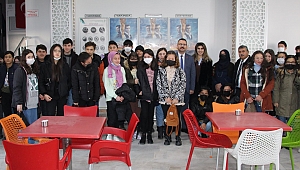 Kaymakam Ateş, öğrencilerle