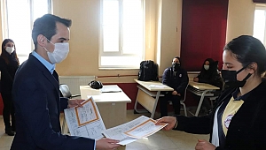 Kaymakam Sakarya öğrencilere karne dağıttı