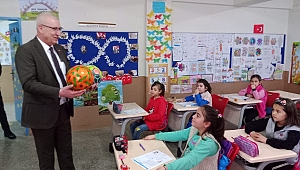 Başkan Gönüllü Minik Kalplere Dokundu