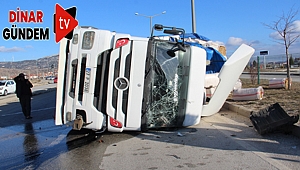Dinar'da Saman Yüklü Tır Devrildi