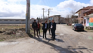 Başkan Sarı parke taşı döşeme ve su kanalları yenileme çalışmaları yerinde inceledi