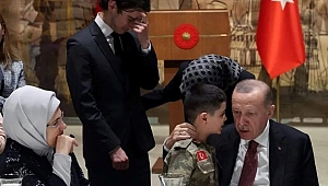 Cumhurbaşkanı Erdoğan Şehidimiz Şafak Evran’ın Çocukları İle Yakından İlgilendi