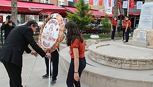 Dinar'da 23 Nisan Çelenk Koyma Töreni