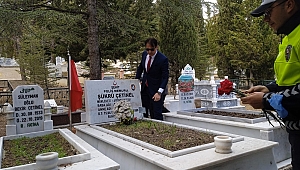 Dinar Emniyet Müdürümüz Pulat ve teşkilatı Şehitlerimizi Mezarları Başında Andı