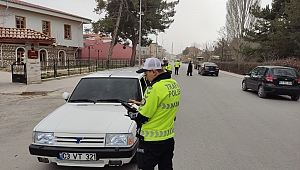 Dinarda Trafik Polisleri 22 Araçta Denetim Yaptı