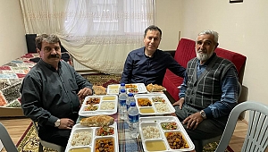 KAYMAKAM KAPANKAYA ve BELEDİYE BAŞKANI SARI İFTARI ŞEHİT BABASININ EVİNDE AÇTI
