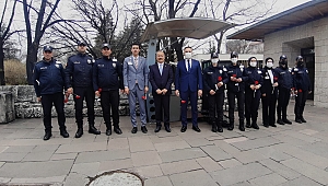Milletvekili Mehmet Taytak, TBMM’de görev yapan polislere karanfil dağıttı
