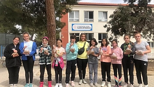 Öğrenciler Sokak Hayvanları Gününde Mama Dağıttı