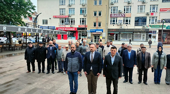 Dinar'da CHP Dinar İlçe Başkanlığı 19 Mayıs'ta Ata'ya Çelenk Bıraktı