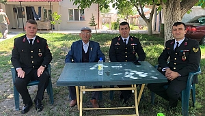 İLÇE JANDARMA KOMUTANI BABALAR GÜNÜNDE ŞEHİTLERİMİZİN BABALARIYLA BERABERDİ