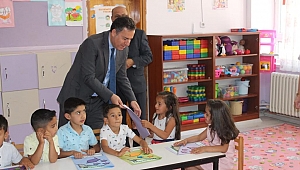 KAYMAKAMIMIZ ÖĞRENCİLERİN KARNE SEVİNCİNİ PAYLAŞTI