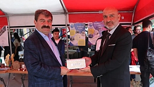 Üniversite sergi açılışında Belediye Başkanımıza anlamlı hediye