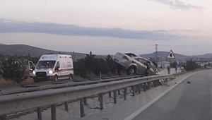 Dinar'da Otomobil Bariyerlerin Ortasına Girdi