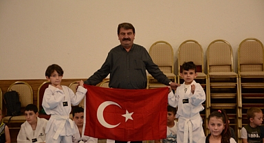Başkan Nihat Sarı Taekwondocu Çocuklar İle Türk Bayrağı Açtı