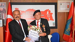 Ticaret ve Sanayi Odası Başkan Adayı Veli Özcan, Gazi Hasan Ceylan'a Günlerinde Çiçek Verdi
