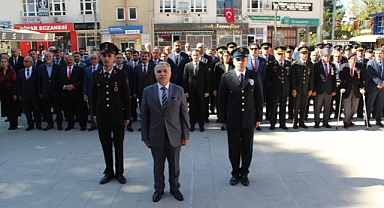Dinar’da 29 Ekim Cumhuriyet Bayramı Çelenk Koyma Töreni