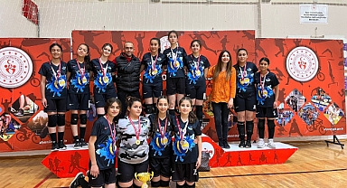 SERMAYE PİYASASI KURULU YATILI BÖLGE ORTAOKULU YILDIZ KIZLAR VOLEYBOL TAKIMI İL ŞAMPİYONU OLDU